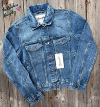 Load image into Gallery viewer, Wrangler® Women's Denim Jacket
