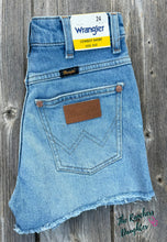 Load image into Gallery viewer, Wrangler® Women's 3.5” Cowboy Shorts - Riyah

