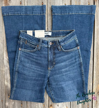 Load image into Gallery viewer, Wrangler® Women's Retro Bailey High Rise Trouser - Sara
